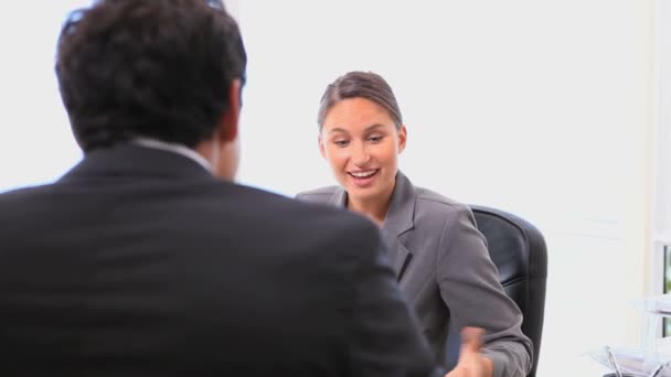 Serrer la main d'affaires après une réunion — Video