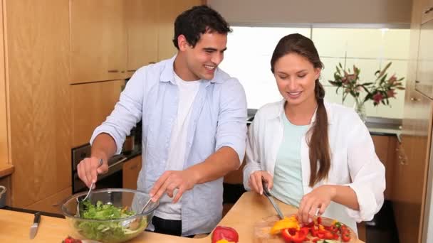 Casal cozinhar juntos — Vídeo de Stock