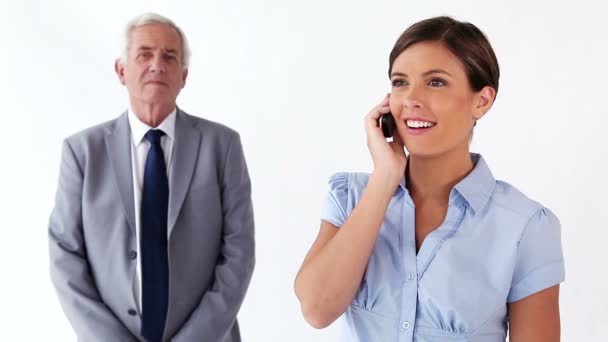 Счастливый секретарь разговаривает по телефону — стоковое видео