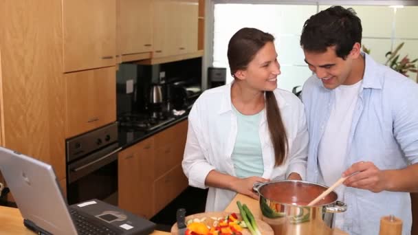 Hombre degustación de sus novias cocinar — Vídeo de stock