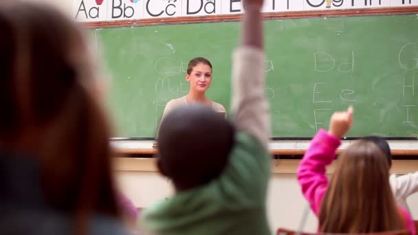 Elèves pacifiques levant les bras — Video