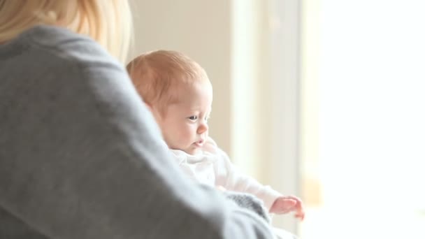 Žena zvedne babynand polibky tváře — Stock video