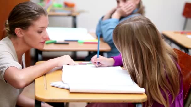 Teacher giving explanations to a pupil — Stock Video