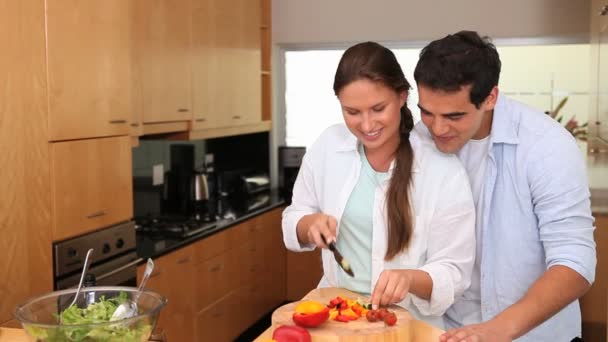 Man zijn vrouw die koken omarmen — Stockvideo