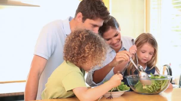 Family mixing lettuce — Stock Video