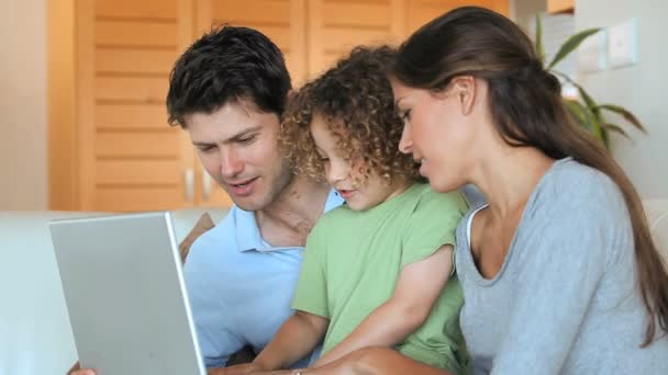 Familia usando un ordenador — Vídeos de Stock