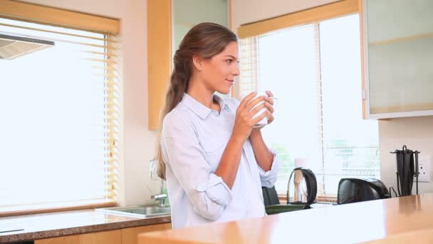 Mulher segurando uma caneca está pensando — Vídeo de Stock