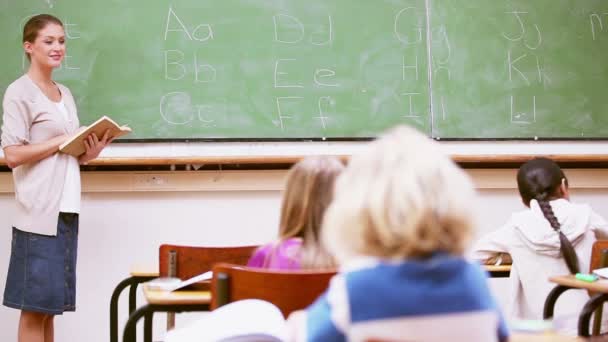 Profesor sosteniendo un libro — Vídeos de Stock