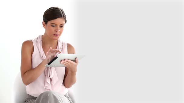 Mujer usando una tableta — Vídeo de stock