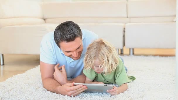 Pai com seu filho usando um computador tablet — Vídeo de Stock