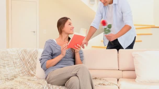 Un homme offrant une rose rouge à sa fiancée — Video