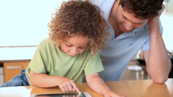 Junge benutzt mit seinem Vater einen Tablet-Computer — Stockvideo