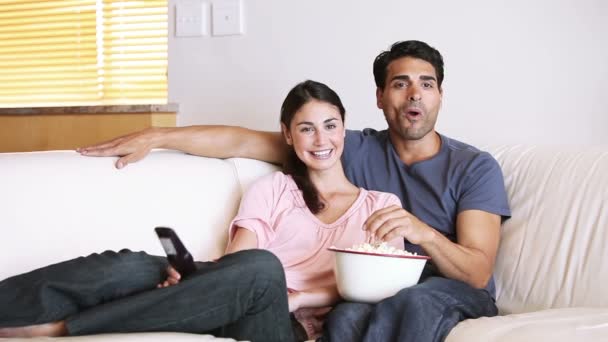 Pareja feliz viendo la televisión — Vídeo de stock