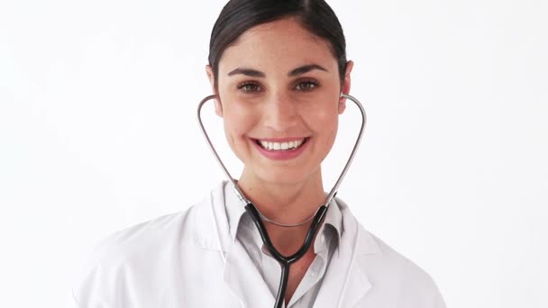 Médico sonriente mostrando su estetoscopio — Vídeos de Stock