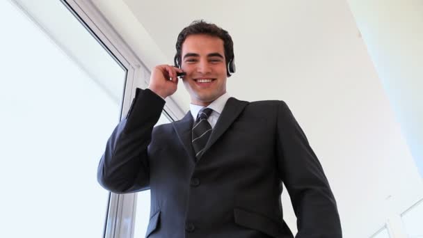 Businessman using headset — Stock Video