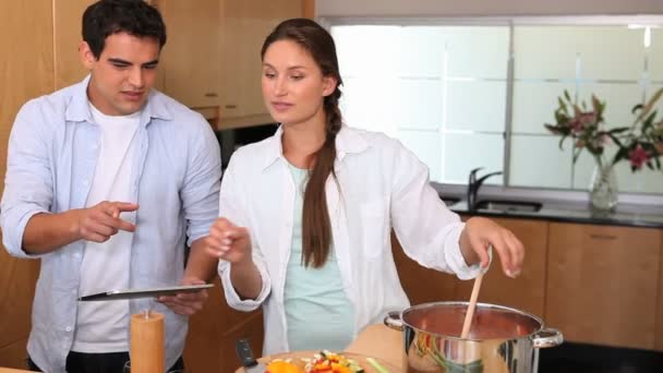 Pareja buscando una receta en una tableta — Vídeo de stock