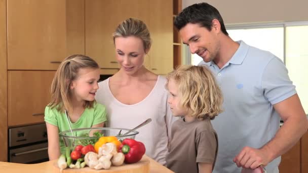 Familia hablando juntos — Vídeos de Stock