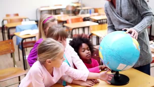 Enfants mignons regardant un globe — Video