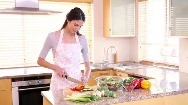 Jonge vrouw voorbereiding van een salade — Stockvideo