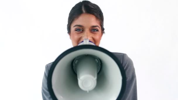 Morena ejecutivo gritando en un megáfono — Vídeos de Stock