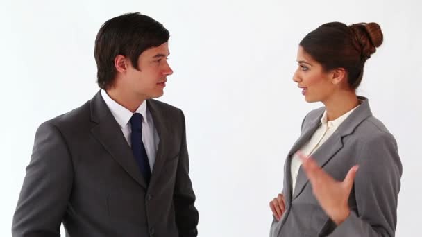 Zakenvrouw in gesprek met haar collega — Stockvideo