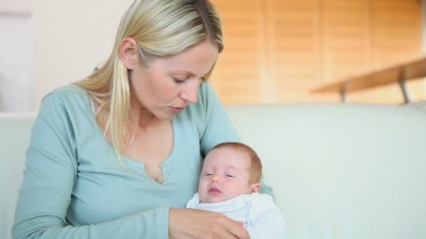 Frau hält ihr Baby im Arm — Stockvideo