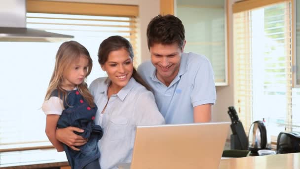 Coppia con bambina utilizzando un computer portatile — Video Stock