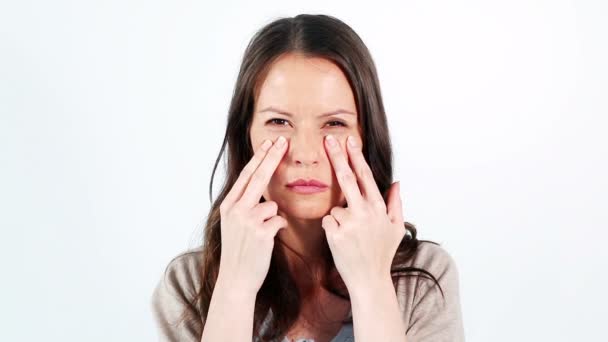 Mujer masajeando su cara — Vídeos de Stock