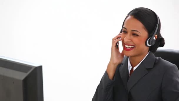 Onun masasında bir kulaklık kullanarak iş kadını — Stok video