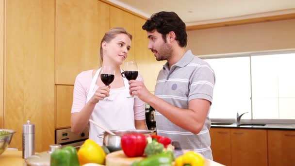 Pareja sacudiendo sus copas de vino tinto — Vídeos de Stock