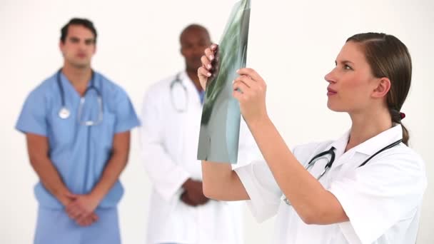 Médecin examinant une radiographie — Video