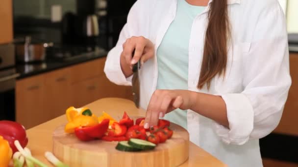 Vrouw die groenten snijdt — Stockvideo