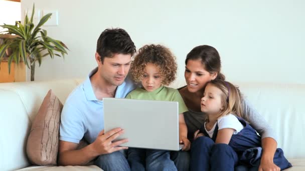 Familia usando un portátil juntos — Vídeos de Stock