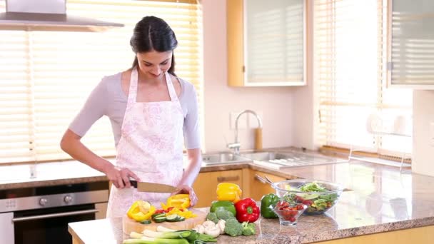 Mujer sonriente preparando una comida — Vídeos de Stock