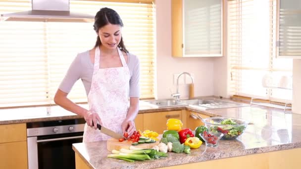 Jonge vrouw voorbereiding van een salade — Stockvideo