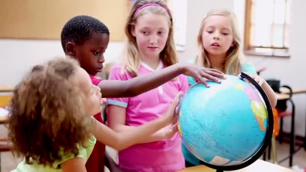 Lachende kinderen kijken naar een globe — Stockvideo