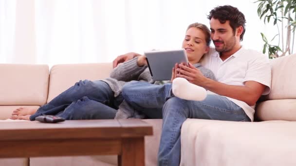 Jovem casal segurando um computador tablet — Vídeo de Stock