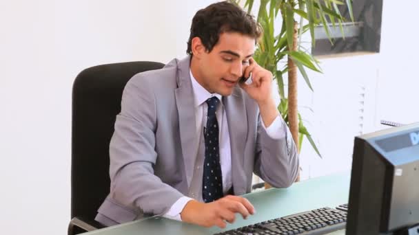 Hombre de negocios molesto colgando el teléfono — Vídeos de Stock