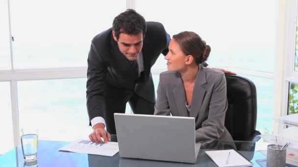 Man helping his colleague — Stock Video