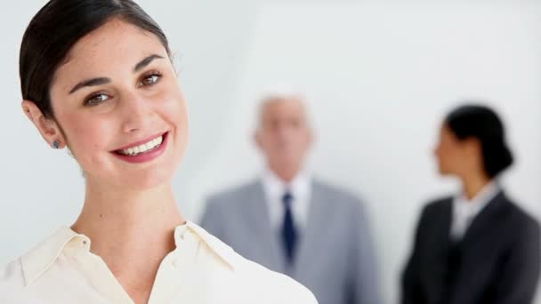 Mujer de negocios sonriente posando — Vídeos de Stock