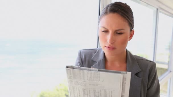 Woman writing on a newspaper — Stock Video