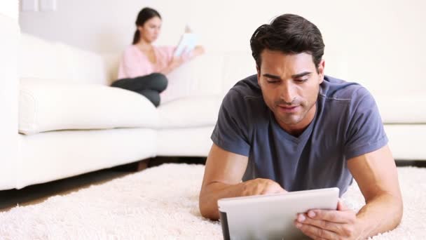 Hombre tocando su tableta — Vídeos de Stock