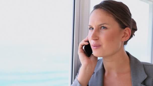 Jonge zakenvrouw op hij mobiele telefoon — Stockvideo