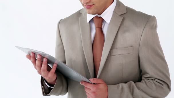 Hombre feliz mirando una tableta — Vídeo de stock