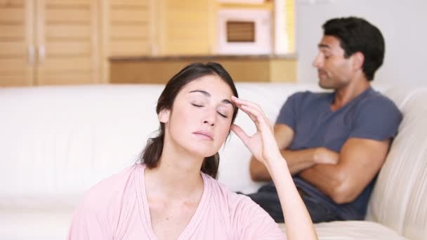 Ung kvinna försöker prata med sin pojkvän — Stockvideo