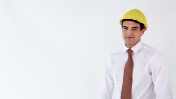 Engenheiro sorridente segurando plantas — Vídeo de Stock