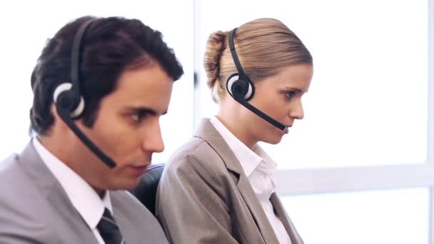 Call centre agenter arbetar på deras kontor — Stockvideo