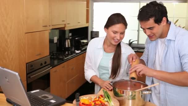 Adam biber yemek için ekleme — Stok video