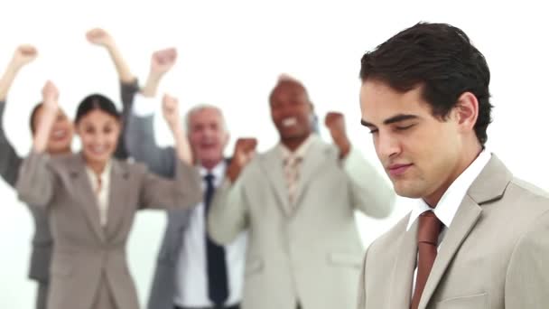 L'homme rit pendant que ses collègues applaudissent — Video