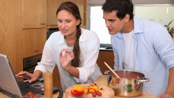 Camera rises to show a couple cooking together — Stock Video